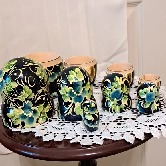 Hand-Painted Russian Nesting Doll - Blue And Red 5 Dolls In Each - Picture 5 of 6